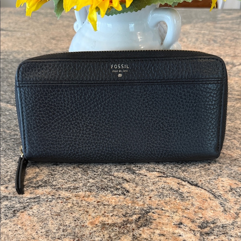 Fossil Pebbled Black Leather Zip Wallet